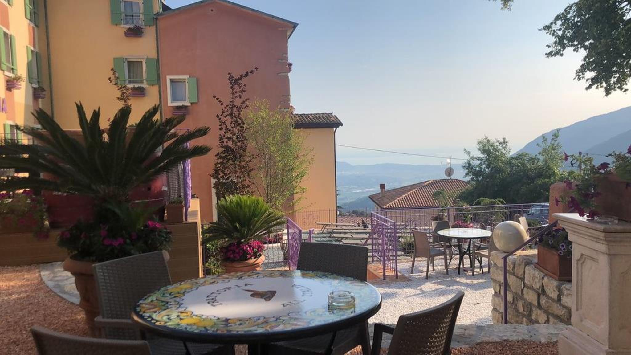 Hotel Corona Spiazzi Di Caprino Exterior photo